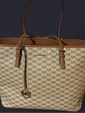 Michael Kors Large Jet Set Giftables Signature Logo Tote Bag in Acorn/Vanilla